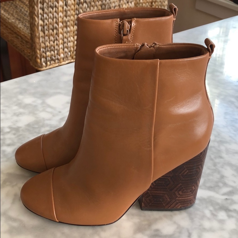 Tory Burch brown leather bottles size 6 (runs big)